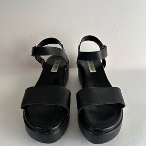 Classic Steve Madden black sandals 🖤